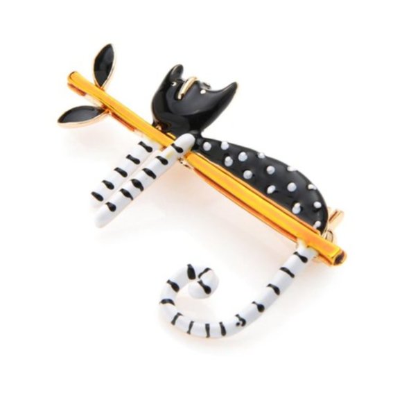 Jewelry - 18K Gold Lazy Cat Brooch